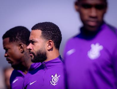 Memphis Depay deve ser titular no clássico contra o Palmeiras