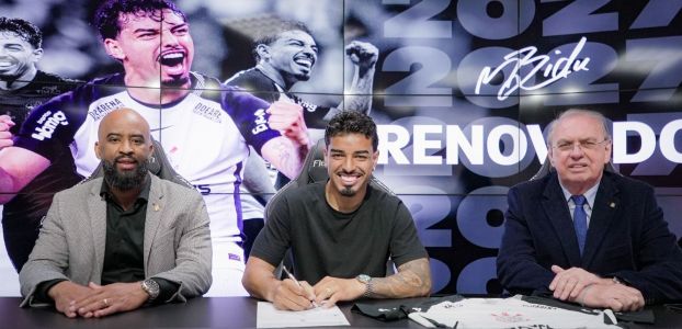 Matheus Bidu assinou um novo contrato com o Corinthians