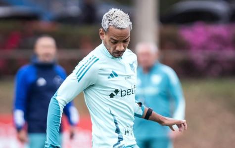 Matheus Pereira durante treinamento do Cruzeiro na Toca da Raposa II