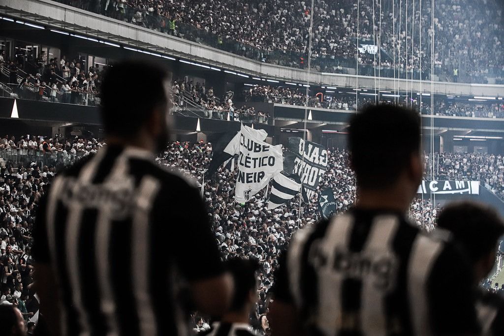 Torcida do Atlético prepara festa com mais de 10 mil bandeiras contra o Flamengo