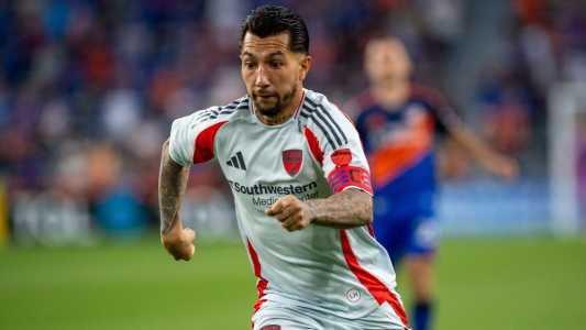Luciano Acosta em partida pelo Dallas