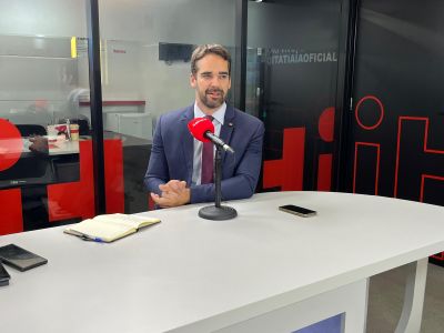 Governador do RS, Eduardo Leite, no estúdio da Itatiaia em Brasília