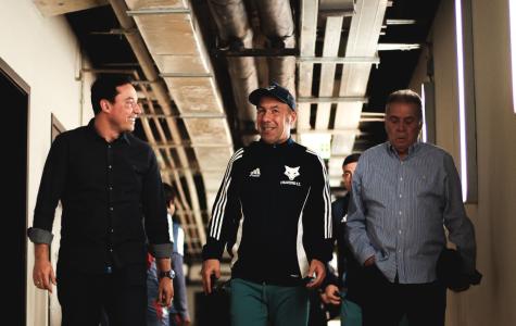 Paulo Pelaipe (dir) ao lado de Leonardo Jardim e Pedro Junio antes de jogo do Cruzeiro