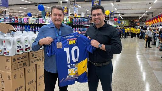 Pedrinho, do Cruzeiro, recebe medalha do Montes Claros Vôlei e manda recado