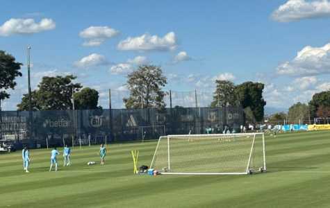 Jogadores do Cruzeiro durante os primeiros minutos de treinamento na Toca da Raposa II