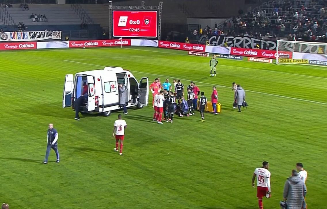 Bragantino x Botafogo: Marlon Freitas sai de ambulância após choque de cabeça