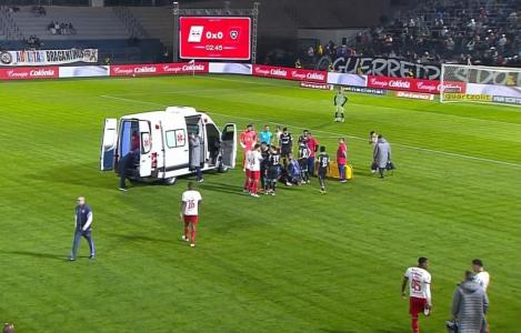Após choque de cabeça, Marlon Freitas, do Botafogo, deixa jogo contra o Bragantino na ambulância