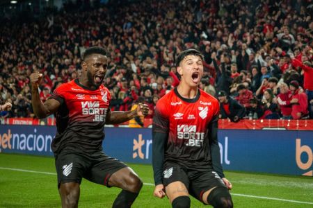 Esquivel (à direita) fez o gol do Athletico-PR no tempo normal