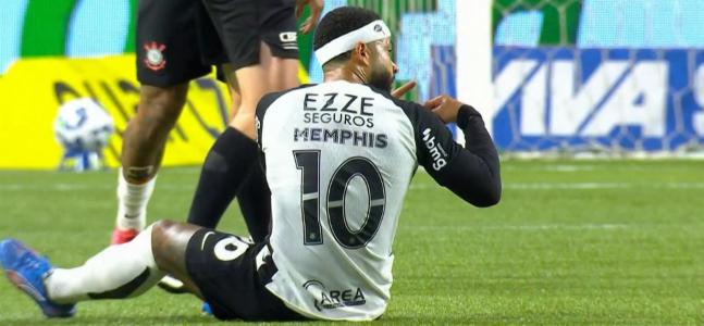 Memphis sentiu a coxa durante clássico contra Palmeiras