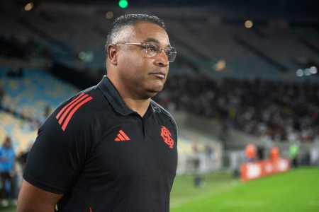 Roger Machado à beira do campo no Maracanã, durante o empate do Inter contra o Fluminense