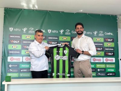 Paulo Assis foi apresentado nesta quinta-feira (7)