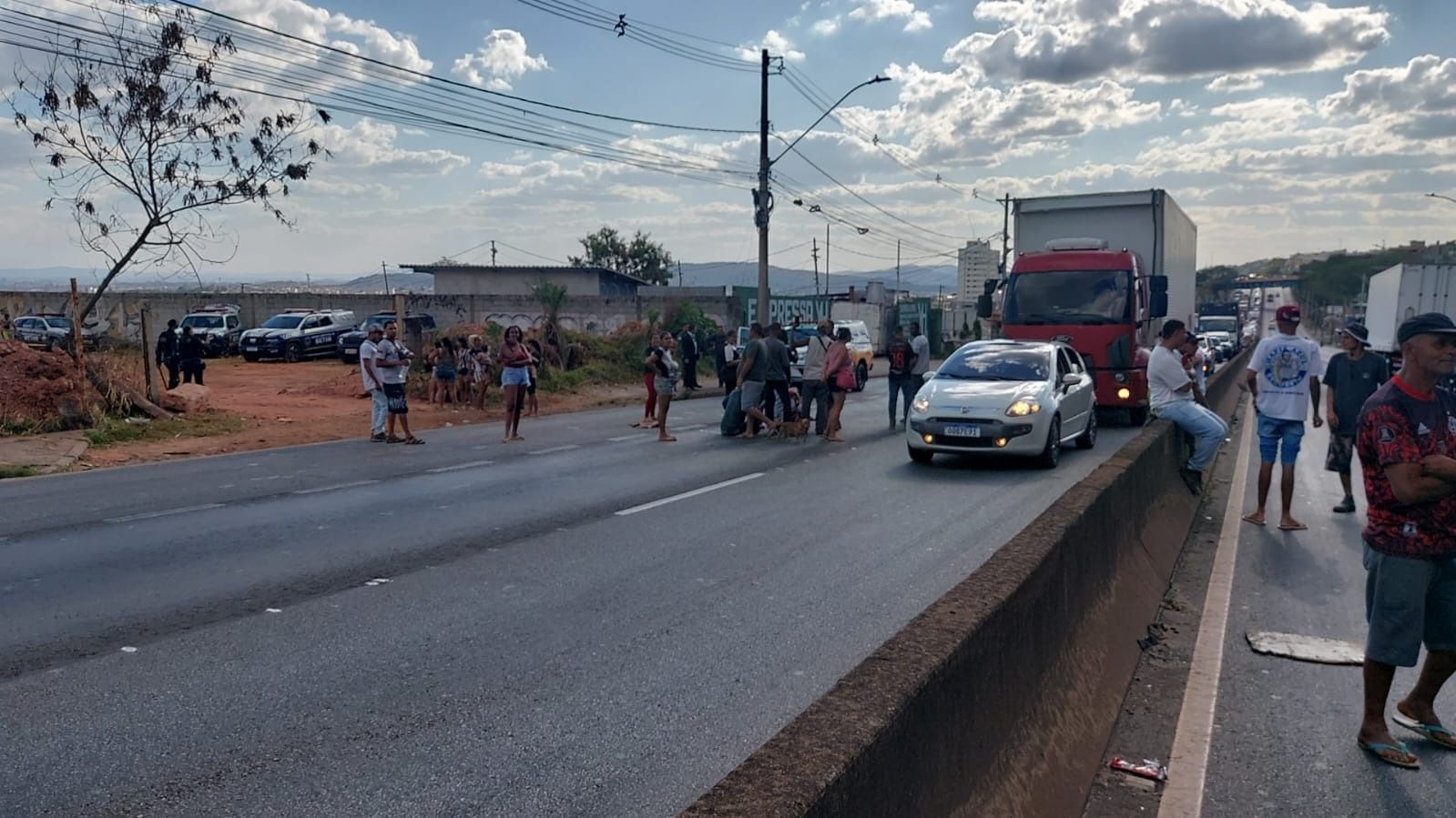 Manifestação na Via Expressa causa caos no trânsito na Grande BH