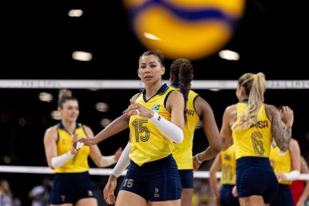 Carolana durante partida pela Seleção Brasileira