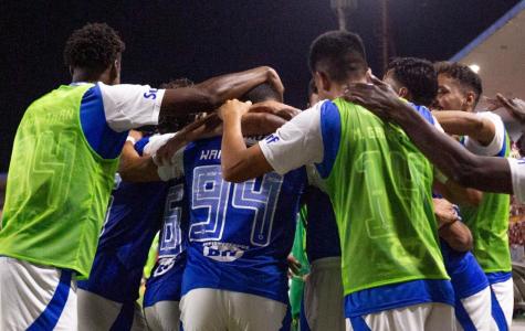 Jogadores do Cruzeiro celebram gol contra o CRB pela Copa do Brasil