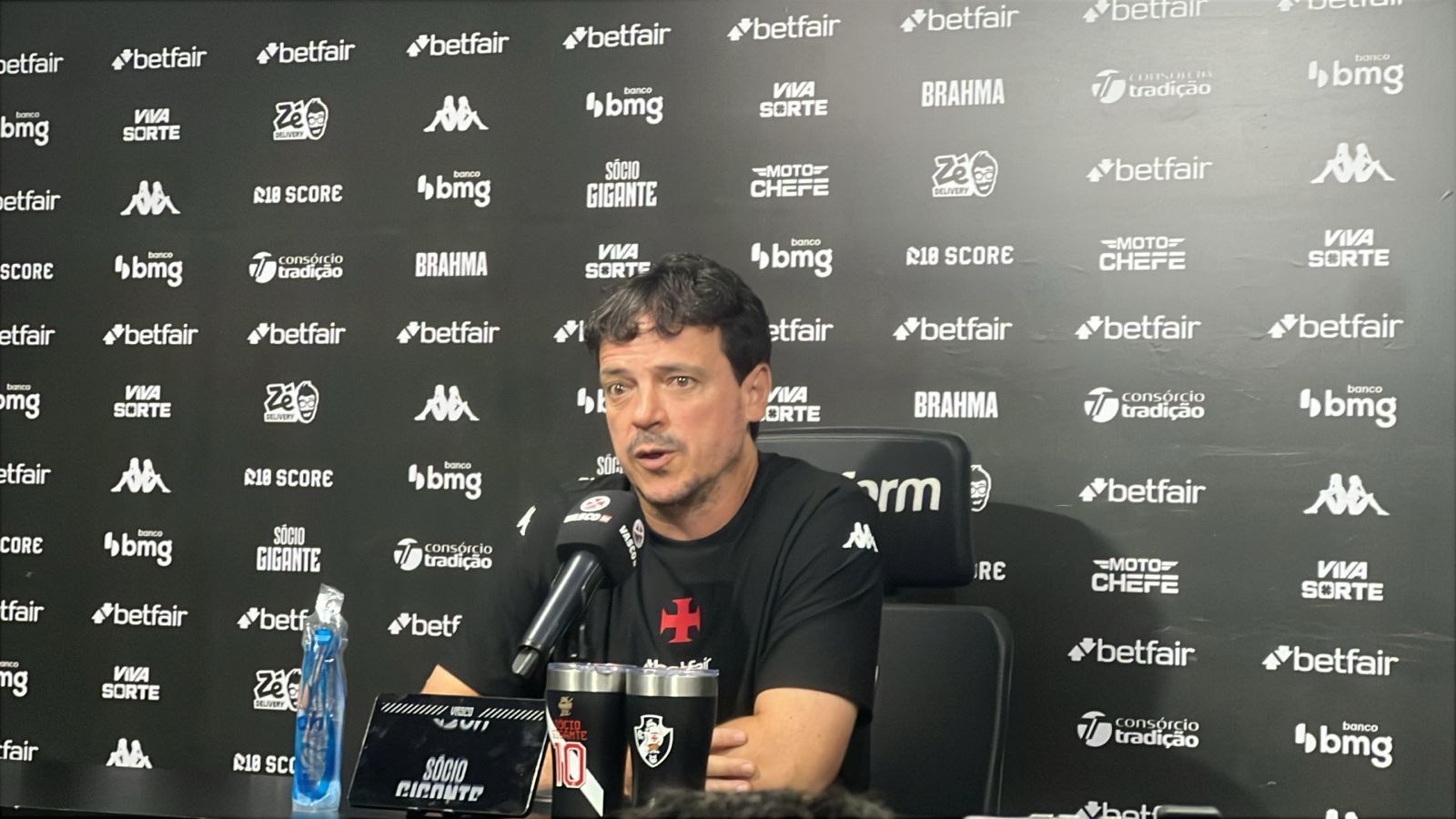 Fernando Diniz ‘divide’ atuação do Vasco e destaca grande jogo de Rayan