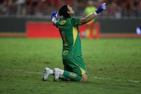 Cássio pouco depois de pegar pênalti contra o CRB, pela Copa do Brasil
