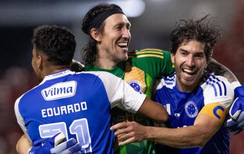 Cássio celebra classificação do Cruzeiro sobre o CRB na Copa do Brasil