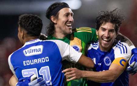 Cássio celebra classificação do Cruzeiro sobre o CRB na Copa do Brasil