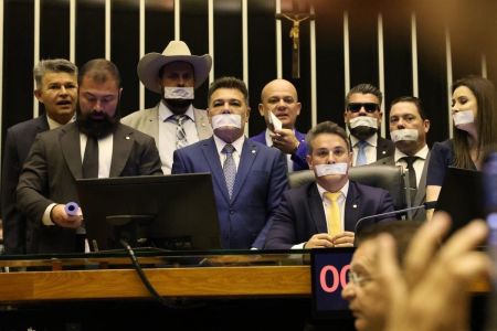 Partidos pedem suspensão de mandatos de cinco deputados do PL após ocupação da Mesa da Câmara