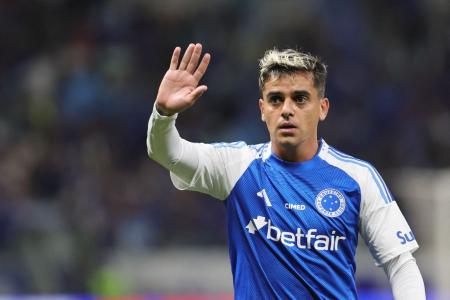 Fagner em partida pelo Cruzeiro no duelo de ida das oitavas de final da Copa do Brasil