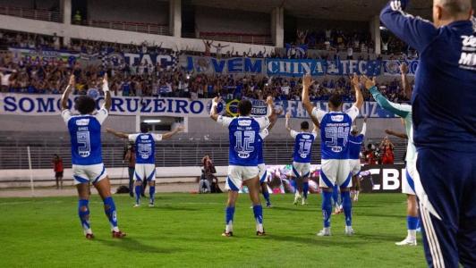 Gabigol comemorando classificação às quartas da Copa do Brasil com torcida do Cruzeiro