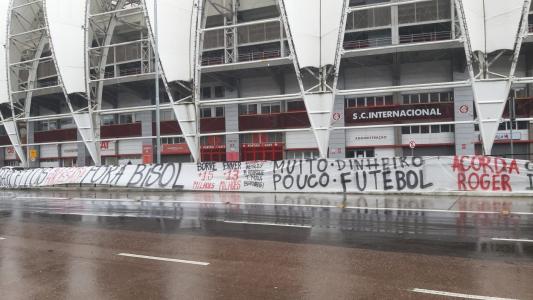 Faixas da torcida do Inter em protesto no Beira-Rio
