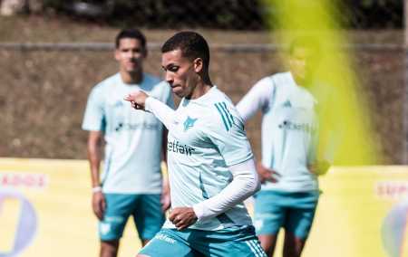 Rodriguinho durante treino pelo Cruzeiro na Toca da Raposa II