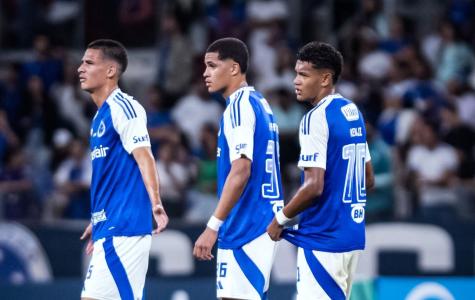 Kaique Kenji (dir) ao lado de Kauã Prates e Murilo Rhikman em jogo do Cruzeiro