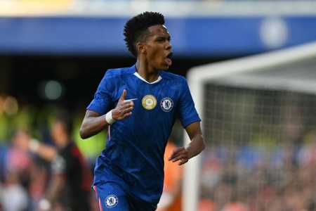 Estêvão no duelo entre Chelsea e Bayer Leverkusen, em Londres