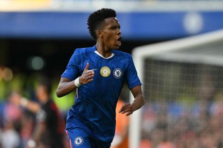 Estêvão no duelo entre Chelsea e Bayer Leverkusen, em Londres