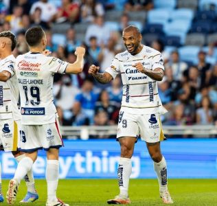 João Pedro Galvão (à direita) é o artilheiro do San Luís no Campeonato Mexicano