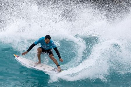 Italo Ferreira é um dos três brasileiros na briga pela etapa do Taiti