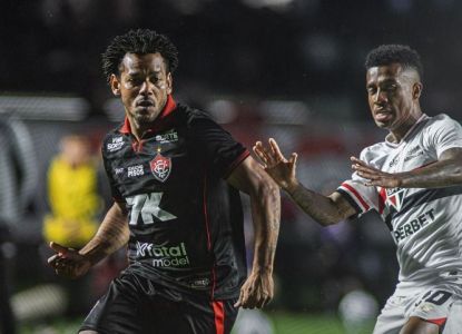 Romarinho, ex-Corinthians, em ação pelo Vitória