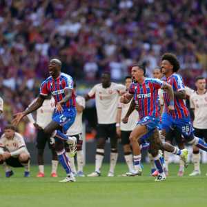 Crystal Palace venceu o Liverpool nos pênaltis e garantiu a primeira taça da temporada neste domingo (10)
