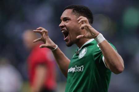 Vitor Roque, do Palmeiras, celebra gol contra o Ceará