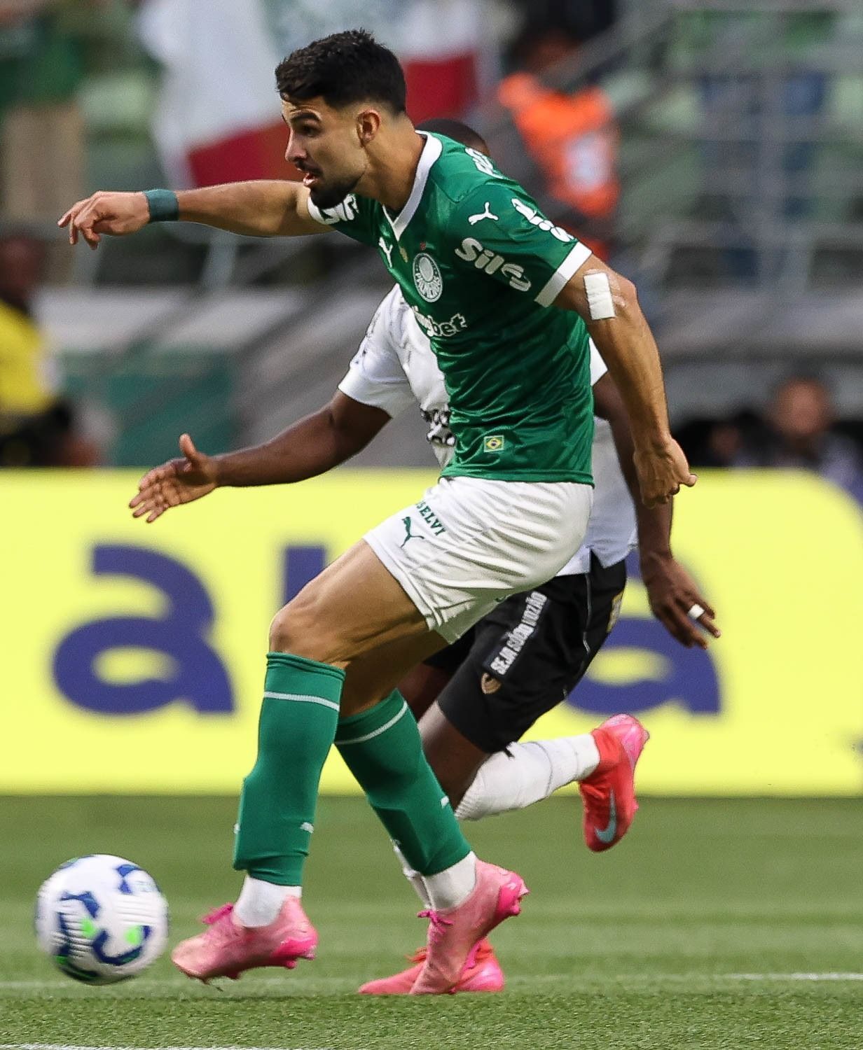 Atacante do Palmeiras se manifesta sobre vandalismo no CT e manda recado