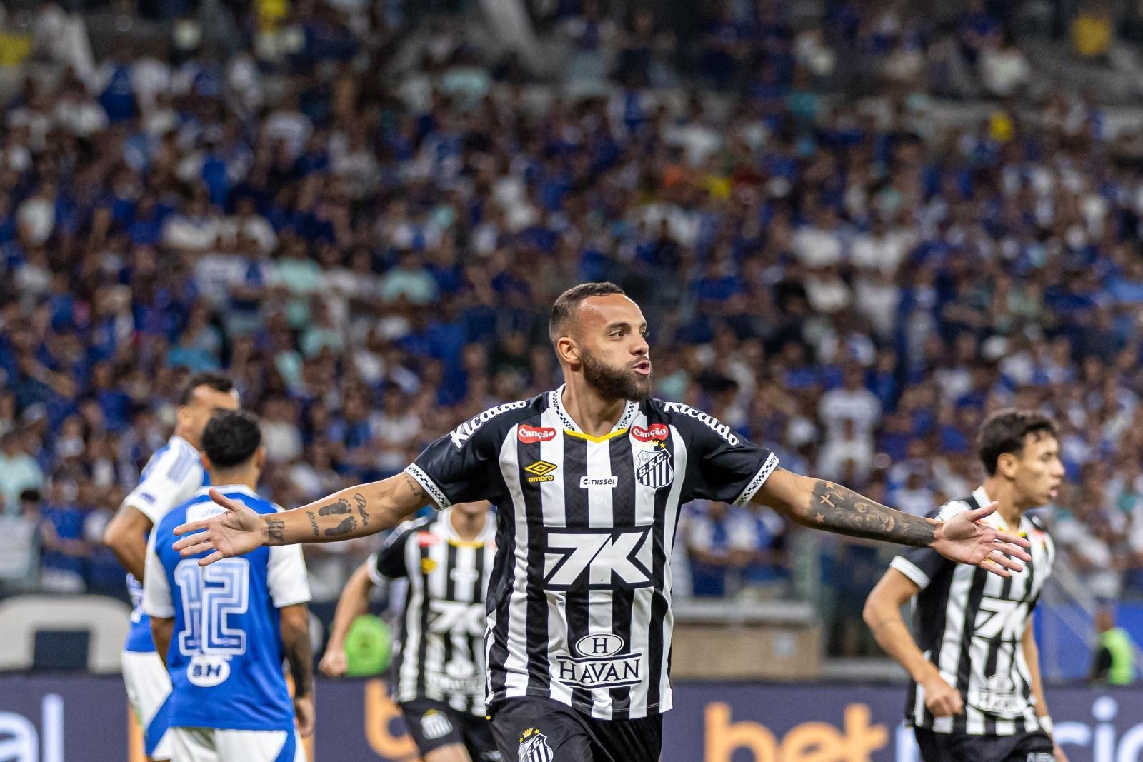 Cruzeiro desperdiça chances e perde de virada para o Santos pelo Brasileirão