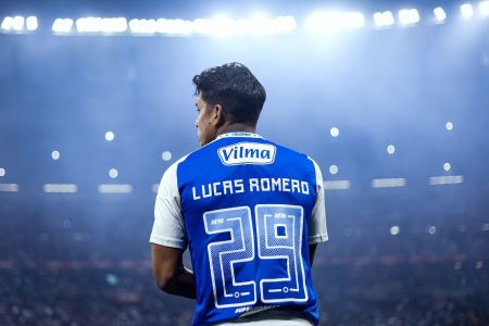 Lucas Romero durante a derrota do Cruzeiro para o Santos
