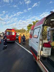 Corpo de Bombeiros e Samu em local de acidente