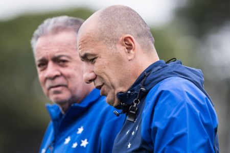 Leonardo Jardim e Paulo Pelaipe durante treino do Cruzeiro