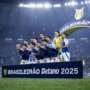 Jogadores do Cruzeiro perfilados antes de jogo com o Santos