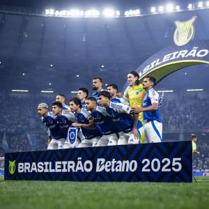 Jogadores do Cruzeiro perfilados antes de jogo com o Santos