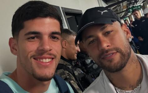 Marcelo Eraclito ao lado de Neymar após a vitória do Santos sobre o Cruzeiro no Mineirão