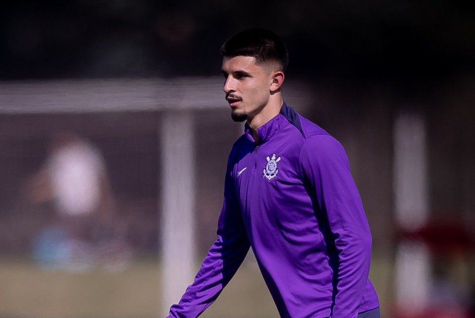 Perto de deixar o Corinthians, Léo Mana acompanha Criciúma x Athletico-PR