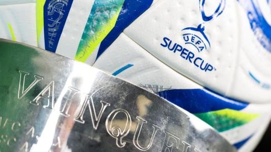 Bola e parte do troféu da Supercopa da Uefa de 2025