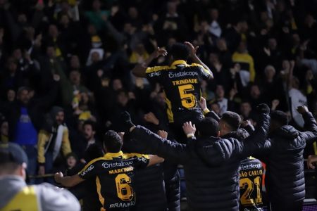 Matheus Trindade virou o jogo e garantiu a vitória do Criciúma sobre o Athletico-PR