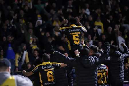 Matheus Trindade virou o jogo e garantiu a vitória do Criciúma sobre o Athletico-PR