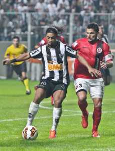 Ronaldinho em campo contra o Tijuana, nas quartas de final da Libertadores de 2013