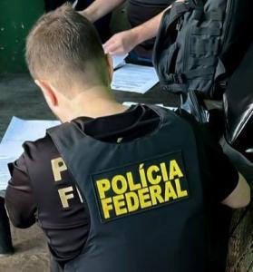 Polícia Federal em apreensão de material criminoso
