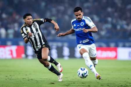 Rony e Kaiki durante clássico entre Cruzeiro e Atlético